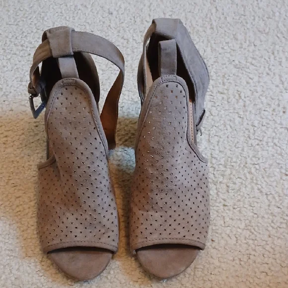 Women's Suede Universal Thread Tan Peep-Toe Block-Heel Sz 8 - Picture 2 of 6